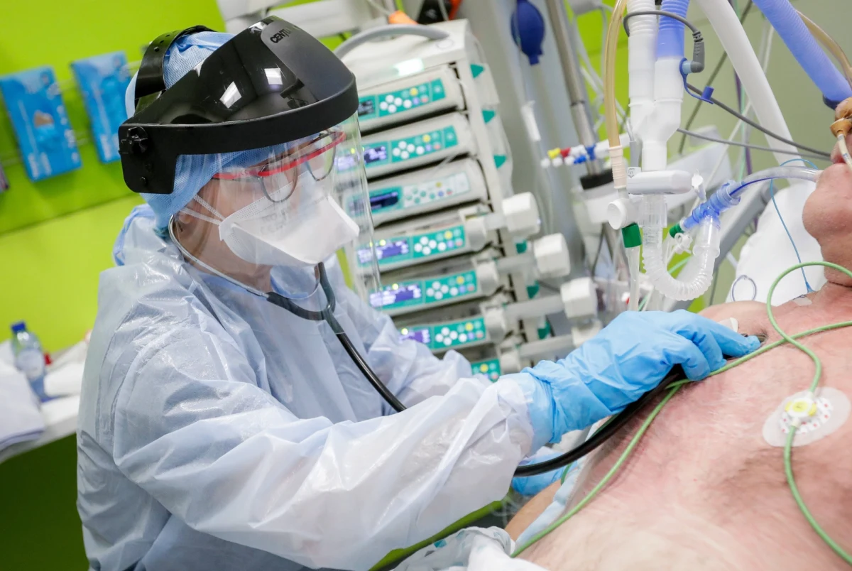 Ministerstwo Zdrowia poinformowało o 8 312 nowych zakażeniach koronawirusem. W ciągu ostatniej doby 411 pacjentów z Covid-19 zmarło.