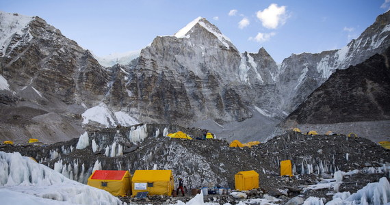 Władze Nepalu i Chin ogłosiły nową wysokość Mount Everestu. Najwyższy szczyt świata jest wyższy o 86 cm i mierzy 8848,86 m n.p.m. Po trzęsieniu ziemi w Nepalu w 2015 r. naukowcy przewidywali zmianę wysokości Czomolungmy.