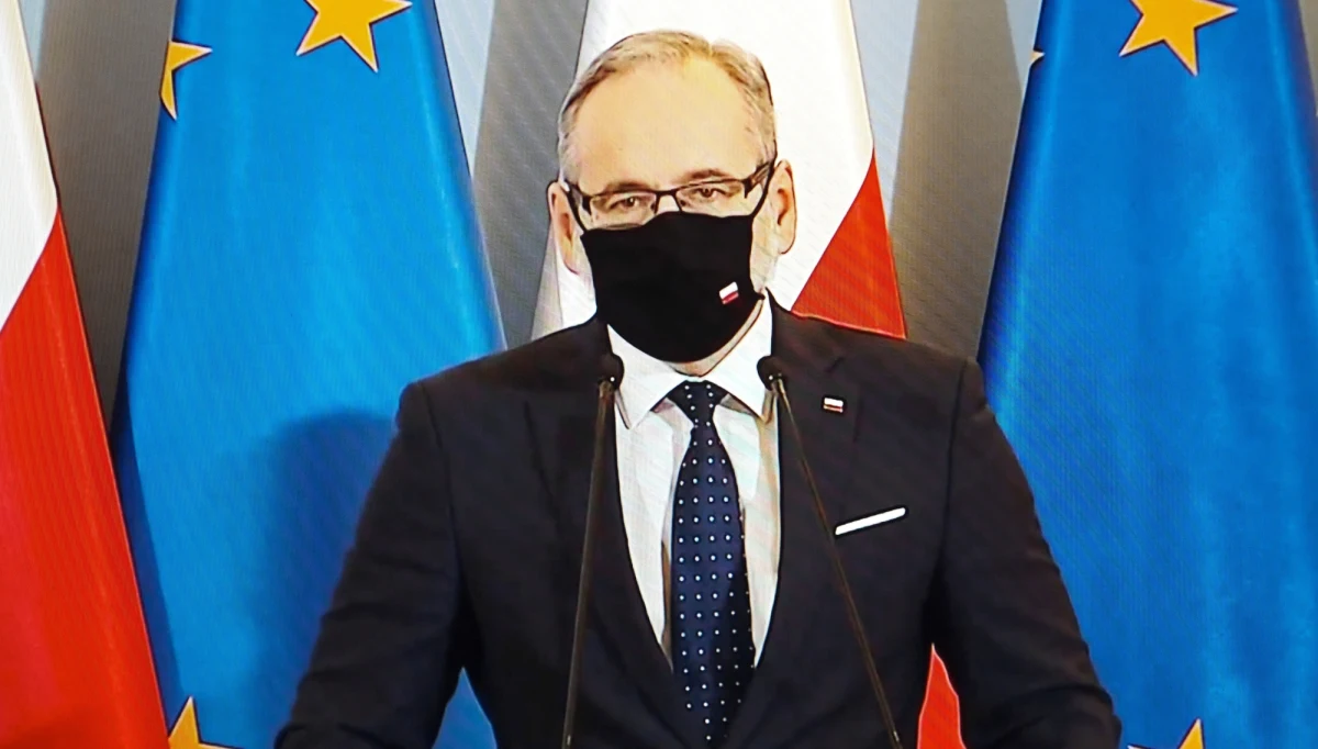 Zwolnienie z kwarantanny po kontakcie z osobami zakażonymi oraz po podróży do krajów wysokiego ryzyka, a także nieuwzględnianie w obowiązujących limitach zgromadzeń i spotkań - m.in. takie zachęty dla osób zaszczepionych przeciwko Covid - 19 zapowiedział minister zdrowia Adam Niedzielski.