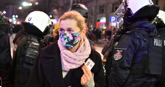 Udział posłów w tych manifestach to był udział w manifestacjach nielegalnych. Nie mogą mówić o tym, że podejmowali interwencję poselską - powiedziała podczas konferencji prasowej marszałek Sejmu Elżbieta Witek. 