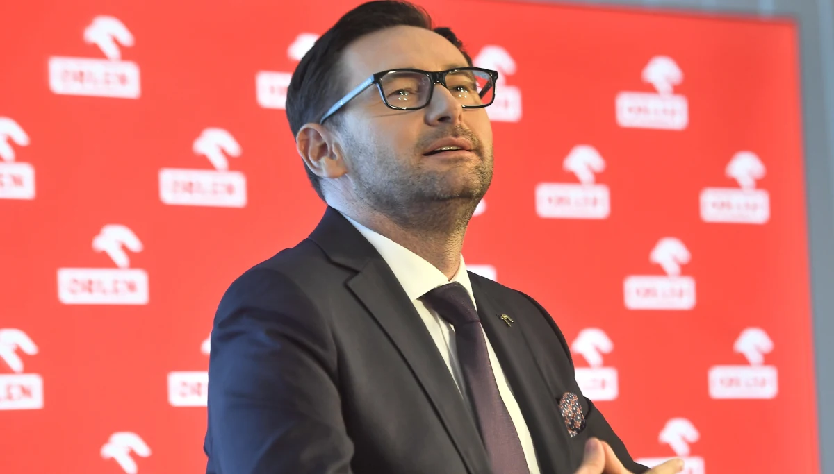 "Nikt z nas nie będzie siedział i redagował tekstów" - przekonuje w rozmowie z RMF FM prezes PKN Orlen Daniel Obajtek. Wczoraj Orlen ogłosił, że przejmuje wydawnictwo Polska Press od niemieckiej grupy Verlagsgruppe Passau. To 20 regionalnych gazet, 120 tygodników i pół tysiąca portali, w tym tak znane tytuł prasowe jak "Gazeta Krakowska", "Nowiny", "Nowa Trybuna Opolska", "Gazeta Pomorska", "Gazeta Wrocławska", "Dziennik Polski", "Dziennik Bałtycki", "Dziennik Łódzki", "Dziennik Zachodni", "Express Ilustrowany" i "Kurier Lubelski". Wiele osób nazywa to wprost repolonizacją i nacjonalizacją prasy regionalnej w Polsce. Daniel Obajtek odpiera te zarzuty i zapowiada utrzymanie niezależności prasy, choć twierdzi że nie wprowadzić żadnych zabezpieczeń przed wpływem polityków na kupione właśnie gazety.