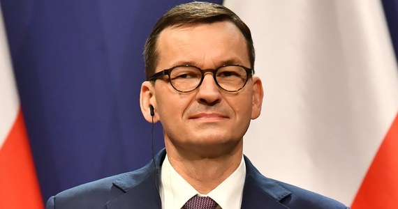 Na dwa dni przed unijnym szczytem w Brukseli Mateusz Morawiecki podtrzymuje sprzeciw wobec mechanizmu "pieniądze za praworządność". Szef polskiego rządu przyznał w czasie konferencji prasowej, że nasz kraj przygotowuje się na możliwość wprowadzenia prowizorium budżetowego, a pytany o scenariusz, w którym Polska i Węgry zostałyby wykluczone z koronawirusowego Funduszu Odbudowy, odparł: "Liczymy się z różnymi ewentualnościami".