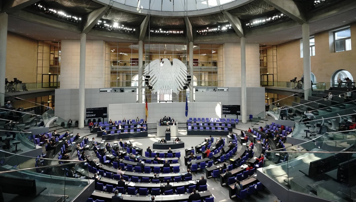 Niemiecki parlament zawiesił wpisany do konstytucji limit zadłużenia, by zezwolić rządowi na zaciągnięcie w 2021 roku do 180 mld euro długu. Ma to uchronić gospodarkę kraju przed skutkami pandemii. 