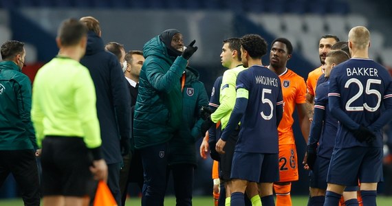 Mecz piłkarskiej Ligi Mistrzów w Paryżu, z udziałem drużyn PSG oraz Istanbul Basaksehir, został przerwany w 16. minucie z powodu incydentu rasistowskiego. Zawodnicy wrócili do szatni. Według wersji klubu ze Stambułu obrażony został asystent trenera Pierre Webo. Po długich konsultacjach zdecydowano, że spotkanie zostanie wznowione w środę o godzinie 18:55 – informuje z kolei Onet.