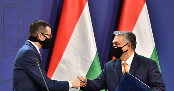 "Praktycznie jest już wstępny kompromis" - powiedział unijny dyplomata naszej dziennikarce w Brukseli, Katarzynie Szymańskiej – Borginon, pytany o weto do unijnego budżetu. Kompromisowe rozwiązanie ma polegać na tym, że Polska i Węgry wstępnie zgodziły się (chociaż nie mówią tego oficjalnie - przyp. red) , że unijne rozporządzenie o mechanizmie praworządnościowym pozostanie bez zmian. 