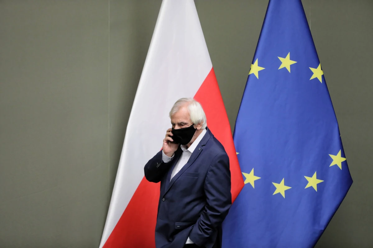 "Moim zdaniem idziemy w dobrą stronę; jesteśmy bliżej porozumienia ws. budżetu UE" - powiedział wicemarszałek Sejmu, szef klubu PiS Ryszard Terlecki. "Nie jest w interesie Unii Europejskiego zaczynać nowy konflikt i pogrążać się w nowym kryzysie, więc myślę, że ustąpi"- dodał.
