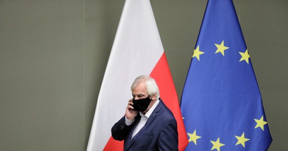 "Moim zdaniem idziemy w dobrą stronę; jesteśmy bliżej porozumienia ws. budżetu UE" - powiedział wicemarszałek Sejmu, szef klubu PiS Ryszard Terlecki. "Nie jest w interesie Unii Europejskiego zaczynać nowy konflikt i pogrążać się w nowym kryzysie, więc myślę, że ustąpi"- dodał.
