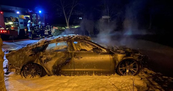 Niemiecka policja poszukuje sprawców podpalenia samochodu na polskich numerach rejestracyjnych. Auto spłonęło we wtorek w nocy w Löcknitz niedaleko polskiej granicy. Śledczy podejrzewają atak na tle narodowościowym. 