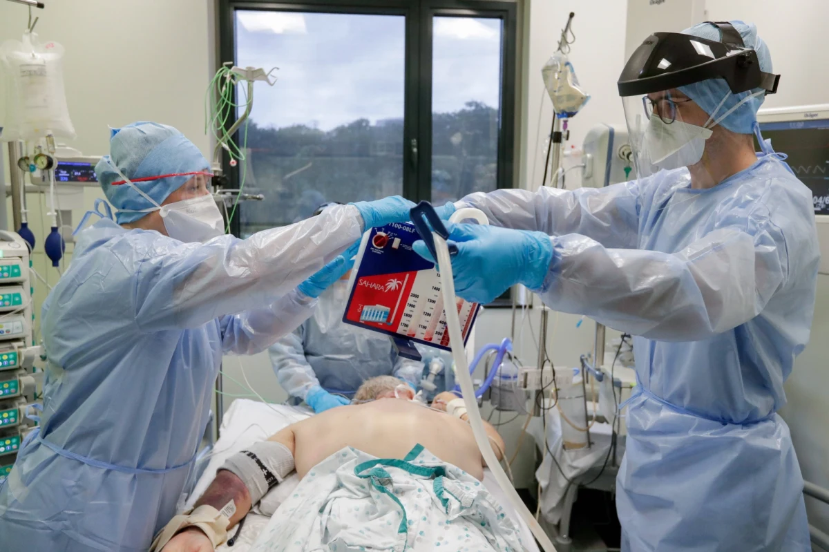 Ministerstwo Zdrowia poinformowało o 12 168 nowych przypadkach koronawirusa w Polsce. W ciągu ostatniej doby zmarło blisko 600 osób: 133 z powodu Covid-19, 435 miały choroby współistniejące. Łącznie od początku epidemii wykryto 1 088 364 przypadków Covid-19. Zmarło 21 160 chorych.