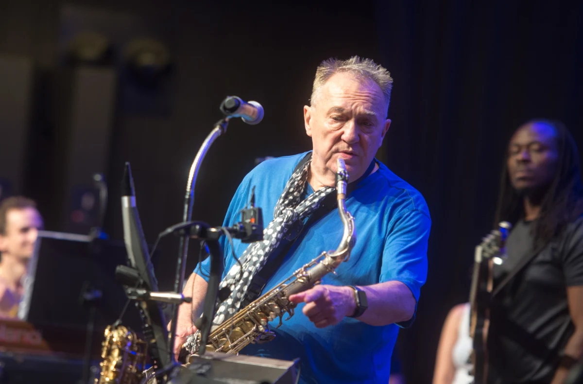 Doskonały saksofonista i skrzypek jazzowy Michał Urbaniak po raz kolejny spotyka się z młodymi muzykami, żeby razem z mistrzami z Nowego Jorku zarażać ich miłością do jazzu, a następnie grać wspólne koncerty. Tegoroczna odsłona Urbanator Days zaczyna się 11 grudnia, tym razem w sieci. "Muzyk to jest podróżnik. Całe życie jest w podróży. I nagle zamknęli mu świat. To trochę jak więzienie" - mówi w RMF FM doskonały saksofonista i skrzypek. "Na szczęście Internet nie zna granic" - dodaje.