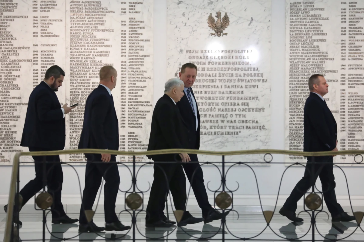 "To pan nazywał swoich przeciwników politycznych ‘mordami zdradzieckimi’, ‘elementem animalnym’, hołotą (…) To pan sprowokował i zadecydował o tym, że Trybunał Konstytucyjny Julii Przyłębskiej orzekł pseudowyrok dot. aborcji" - zarzucał Adam Szłapka Jarosławowi Kaczyńskiemu podczas posiedzenia sejmowej komisji ws. wniosku Koalicji Obywatelskiej o odwołanie prezesa PiS z funkcji wicepremiera. Poseł KO przekonywał, że Jarosław Kaczyński wezwał "swoich funkcjonariuszy" do wyjścia na ulicę i "zastępowania policji". Szef klubu Lewicy Krzysztof Gawkowski stwierdził z kolei, że Kaczyński "szuka wrogów i na ulicy, i w Sejmie" i "stoi ponad prawem", a symbolem jego władzy "stała się pałka teleskopowa". Odpowiadając na zarzuty opozycji, minister w kancelarii premiera Zbigniew Hoffmann stwierdził, że wystąpienia Gawkowskiego i Szłapki stanowiły "szereg fake newsów, zwykłego hejtu".