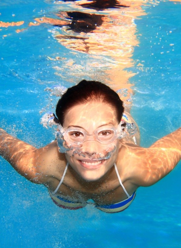 Вода в бассейне. Хлорка для бассейна. Пловец в бассейне. Почему краснеют глаза в бассейне. Раздражение от хлорки в бассейне фото.