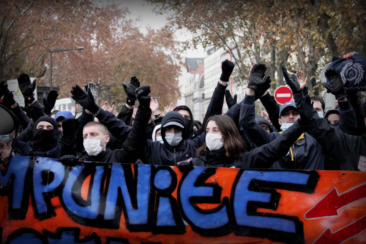 Wysoka komisarz ONZ ds. praw człowieka Michelle Bachelet zaapelowała w środę do francuskich władz, by wycofały kontrowersyjne przepisy projektu ustawy o bezpieczeństwie, które zakazują rozpowszechniania wizerunków policjantów.