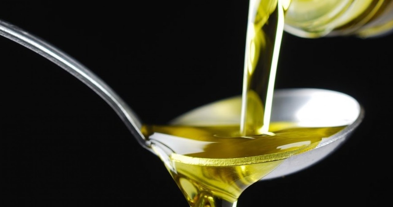 Jakie znaczenie mają kwasy omega 3 i omega 6? Kobieta w INTERIA.PL