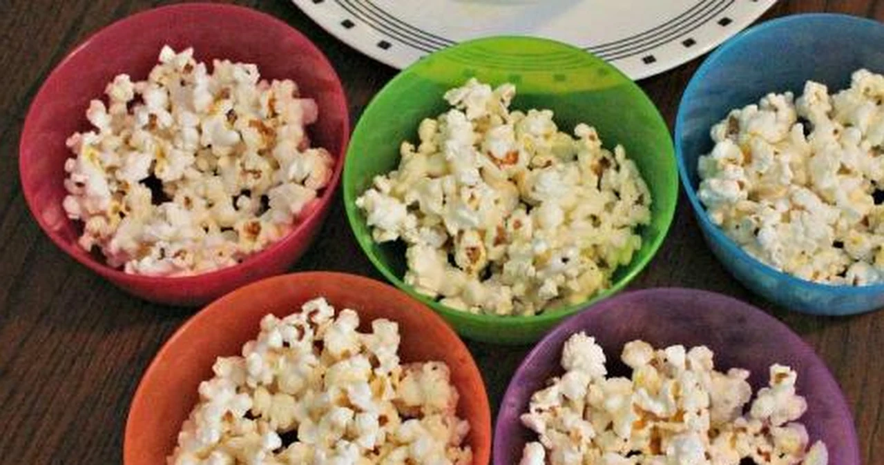 Jak zrobić popcorn w mikrofali? Kobieta w INTERIA.PL