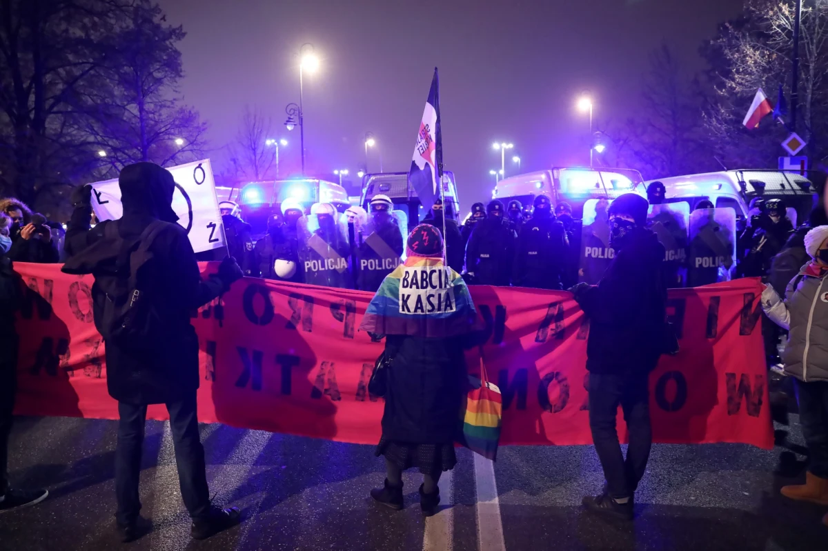 W Warszawie odbył się ponadstuosobowy marsz w obronie klimatu pod nazwą "Spacer dla Przyszłości". Wydarzenie zostało zorganizowane przez Greenpeace Polska i Ogólnopolski Strajk Kobiet. „Wkurza nas to, że nikt nie słucha młodych. Mamy niewiele czasu, żeby coś zrobić” – apelowali uczestnicy akcji. W okolicach pl. Na Rozdrożu przemarsz zablokowała policja. Zatrzymano jedną osobę. 