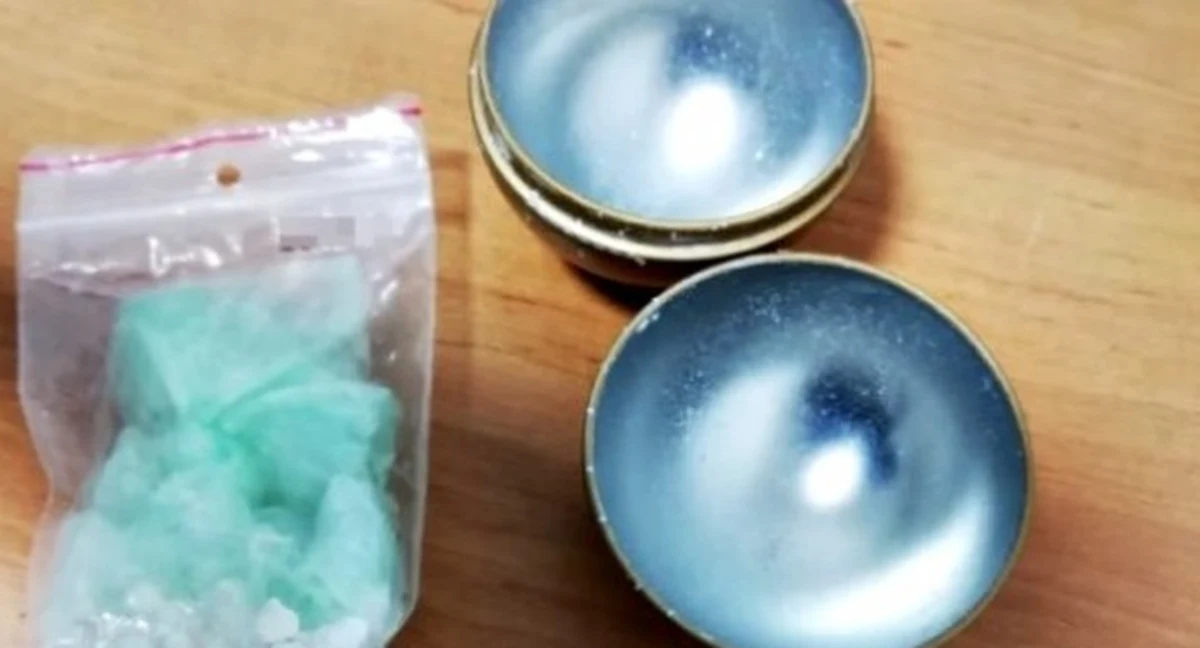 Policjanci z Suwałk zatrzymali parę podejrzaną o posiadanie narkotyków. W aucie, którym jechali, funkcjonariusze znaleźli amfetaminę i marihuanę ukrytą... w złotej bombce choinkowej.