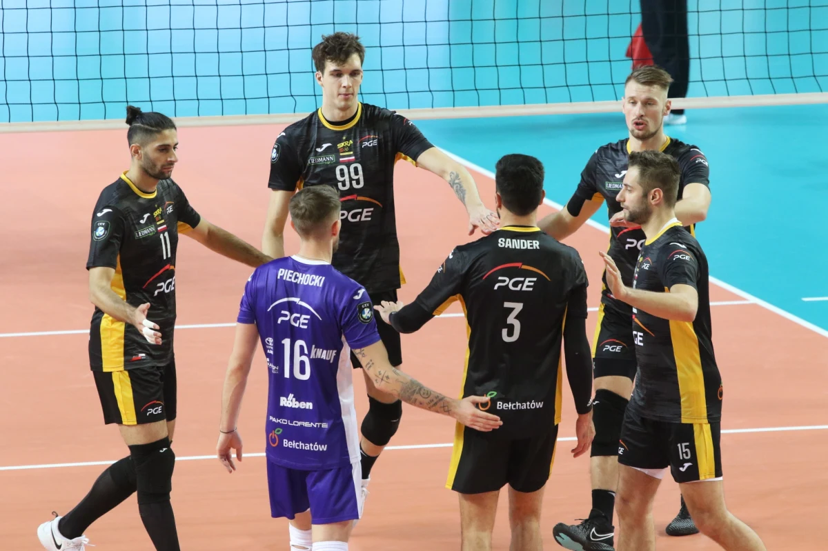 Siatkarze PGE Skry Bełchatów pokonali belgijski zespół Lindemans Aalst 3:0 (25:16, 25:17, 25:16). w drugim dniu turnieju grupy A Ligi Mistrzów, który odbywa się w Kędzierzynie-Koźlu. Było to pierwsze z dwóch zaplanowanych na środę spotkań.