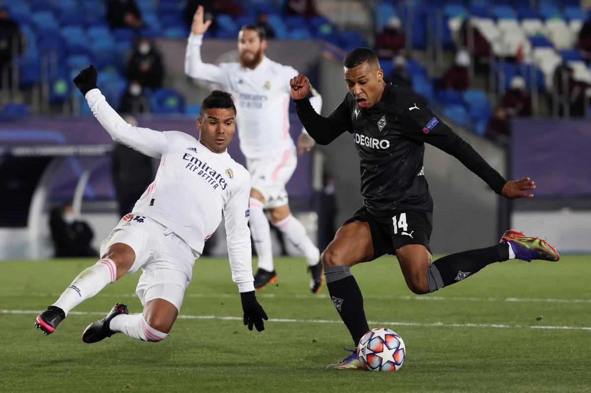 Piłkarze Realu Madryt pokonali Borussię Moenchengladbach 2:0 na zakończenie fazy grupowej i awansowali do 1/8 finału Ligi Mistrzów, podobnie jak niemiecki zespół. Stawkę uzupełniły w środę Atletico Madryt i Atalanta Bergamo. Niespodziewanie z gry w pucharach odpadł Inter Mediolan.