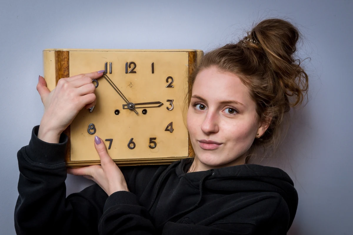 Realizacja głośnego pomysłu, by przestać przestawiać zegarki, mocno się odwleka - informuje w czwartek "Rzeczpospolita".
