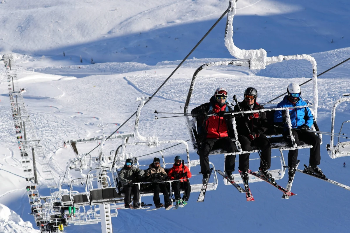 Czwartkowa „Rzeczpospolita” pisze o nietypowych i – jak zauważają prawnicy – ryzykownych rozwiązaniach, które stosują podhalańscy hotelarze. Wśród nich są: darmowe degustacje z rachunkiem czy propozycja zdalnej pracy pod Giewontem. Wszystko po to, by uratować gastronomię i branżę noclegową w zimowym sezonie pod Tatrami. 