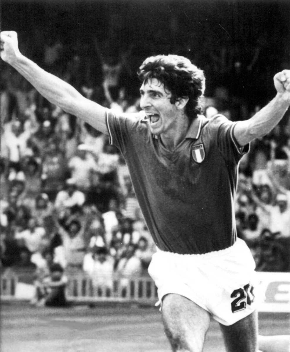 Słynny piłkarz Paolo Rossi nie żyje. Bohater mistrzostw świata 1982 roku w Hiszpanii zmarł w Rzymie w wieku 64 lat. Jak podaje "La Gazzetta dello Sport", Rossi zmarł z powodu „nieuleczalnej choroby”.