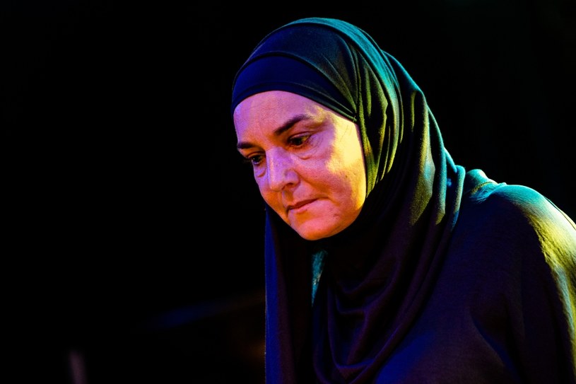 Sinead O'Connor przeżyła w ostatnim czasie najbardziej bolesną stratę. Samobójstwo popełnił jej 17-letni syn, Shane. Po serii rozdzierających wpisów piosenkarka wróciła na Twittera, gdzie poinformowała, że kończy swoją muzyczną karierę. Przyczyną jest nagły zgon jej dziecka.