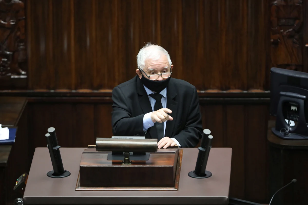 Wniosek Koalicji Obywatelskiej o wotum nieufności był bardzo słaby, a przemówienie przewodniczącego Borysa Budki było stekiem kłamstw i niebywałej agresji, w nieudolny sposób próbował rozbić jedność Zjednoczonej Prawicy - powiedział PAP wicepremier, szef PiS Jarosław Kaczyński. Dymisji wicepremiera do spraw bezpieczeństwa domagała się opozycja. Sejm odrzucił jednak w środowym głosowaniu wniosek o wyrażenie wotum nieufności wobec Jarosława Kaczyńskiego. 