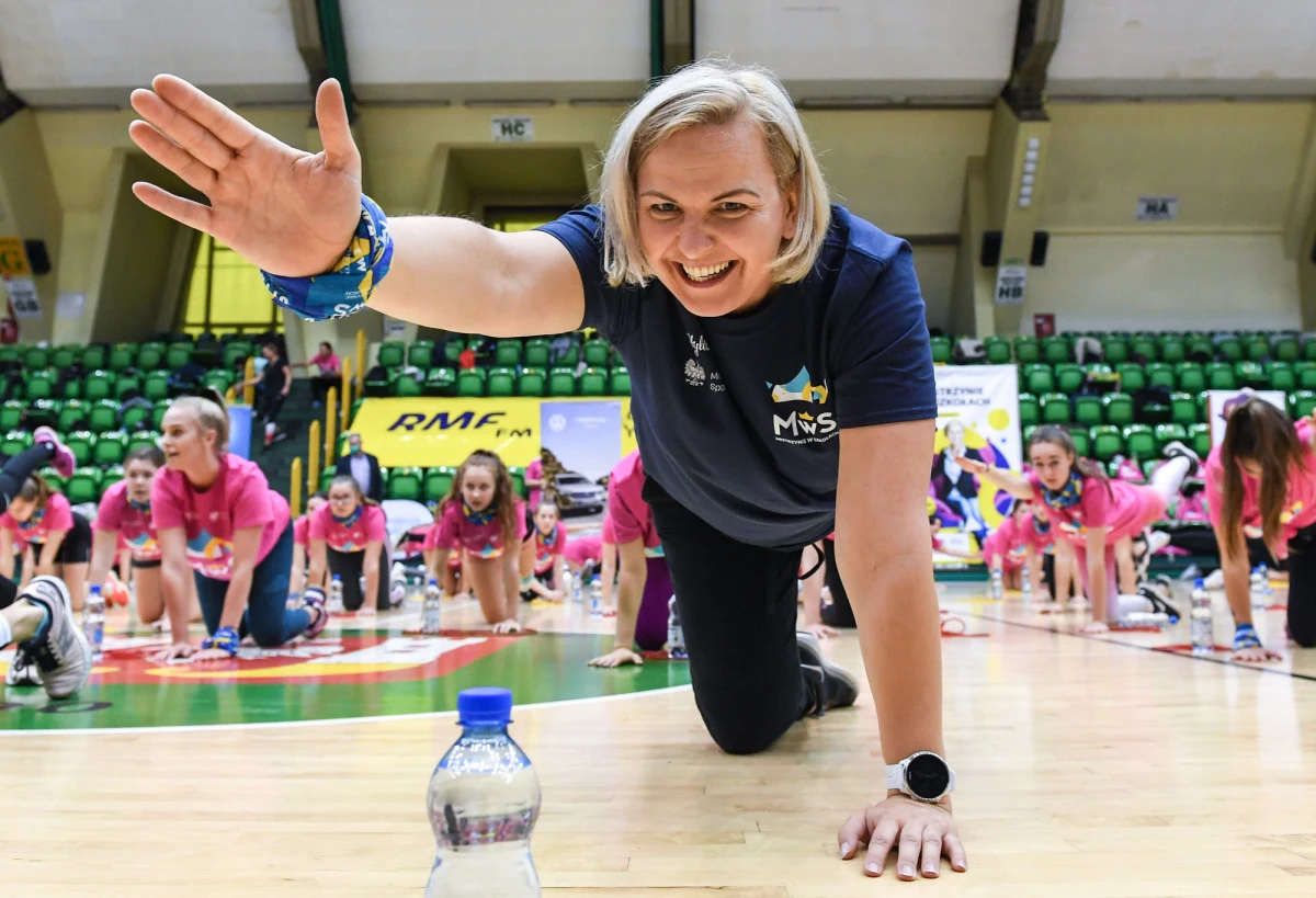 Kilkaset uczennic weźmie udział w piątek w kolejnej edycji realizowanego przez Fundację Otylii Jędrzejczak projektu "Mistrzynie w Szkołach". Ze względów związanych z sytuacją epidemiczną w Polsce zajęcia z udziałem mistrzyń sportu odbędą się w wersji online.