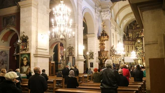 Francja: Dochodzenie w sprawie mszy bez masek i odstępu