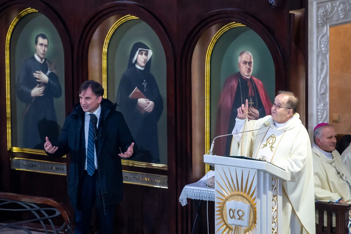 Prokuratura rejonowa w Golubiu-Dobrzyniu zajmie się wyjaśnieniem, czy nie doszło do złamania przepisów epidemicznych podczas sobotnich obchodów rocznicy powstania Radia Maryja - ustalił dziennikarz RMF FM Grzegorz Kwolek. Doniesienie w tej sprawie złożyła do prokuratury Toruń Centrum Zachód Joanna Scheuring-Wielgus. 