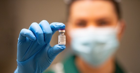 Będzie zmiana w warunkach naboru do programu szczepień przeciwko koronawirusowi. Narodowy Fundusz Zdrowia zmienia zasady po uwagach, że większość małych ośrodków zdrowia nie będzie mogła przystąpić do programu i szczepić chętnych. 