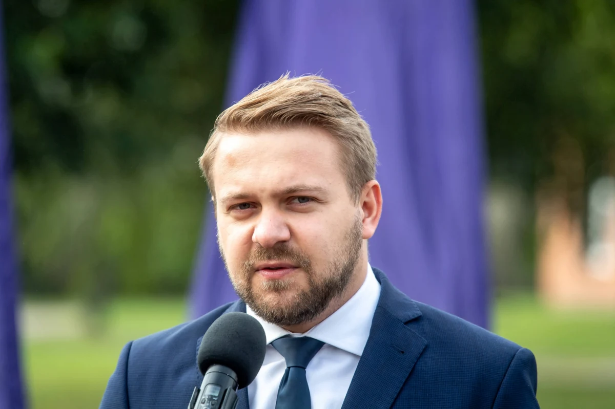 „Zacznijmy od tego, że po zakończeniu tego typu rozmów i po ustaleniach europejskich musi się zebrać ciało statutowe Solidarnej Polski i wtedy będziemy oczywiście rozmawiali, ale na razie rozmawiamy o tym, że piłka jest w grze i miejmy nadzieję, że te złe rozwiązania, o których mówił m.in. Donald Tusk, pan premier czy też służby prawne UE i my mówimy cały czas, nie zostaną wprowadzone” – tak na pytanie o to, czy Solidarna Polska będzie żądała dymisji Mateusza Morawieckiego jeśli mechanizm praworządnościowy zostanie utrzymany odpowiedział w Popołudniowej rozmowie w RMF FM Jacek Ozdoba.