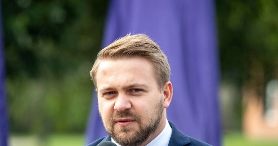 „Zacznijmy od tego, że po zakończeniu tego typu rozmów i po ustaleniach europejskich musi się zebrać ciało statutowe Solidarnej Polski i wtedy będziemy oczywiście rozmawiali, ale na razie rozmawiamy o tym, że piłka jest w grze i miejmy nadzieję, że te złe rozwiązania, o których mówił m.in. Donald Tusk, pan premier czy też służby prawne UE i my mówimy cały czas, nie zostaną wprowadzone” – tak na pytanie o to, czy Solidarna Polska będzie żądała dymisji Mateusza Morawieckiego jeśli mechanizm praworządnościowy zostanie utrzymany odpowiedział w Popołudniowej rozmowie w RMF FM Jacek Ozdoba.