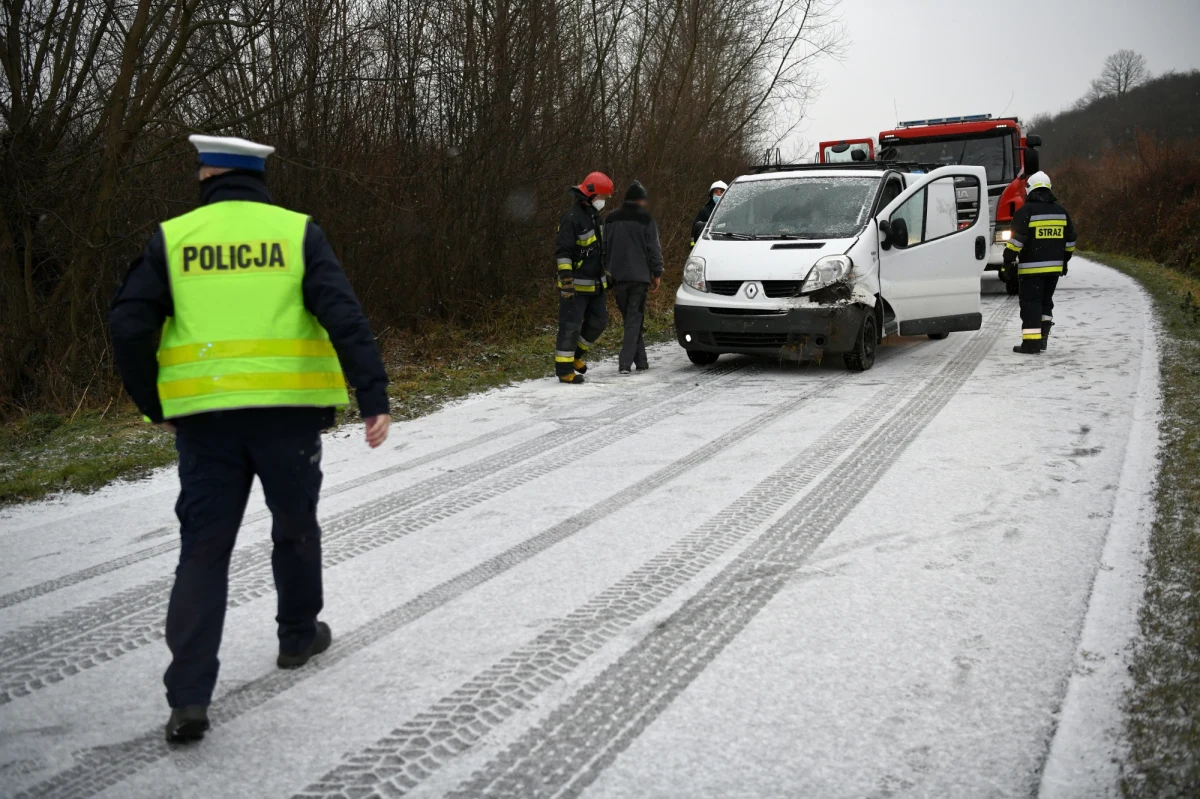 Znaczące pogorszenie pogody w Polsce. W wielu regionach kraju zrobiło się biało. Marznące opady utrudniają warunki jazdy. Instytut Meteorologii i Gospodarki Wodnej wydał ostrzeżenia pierwszego stopnia w większości województw. 