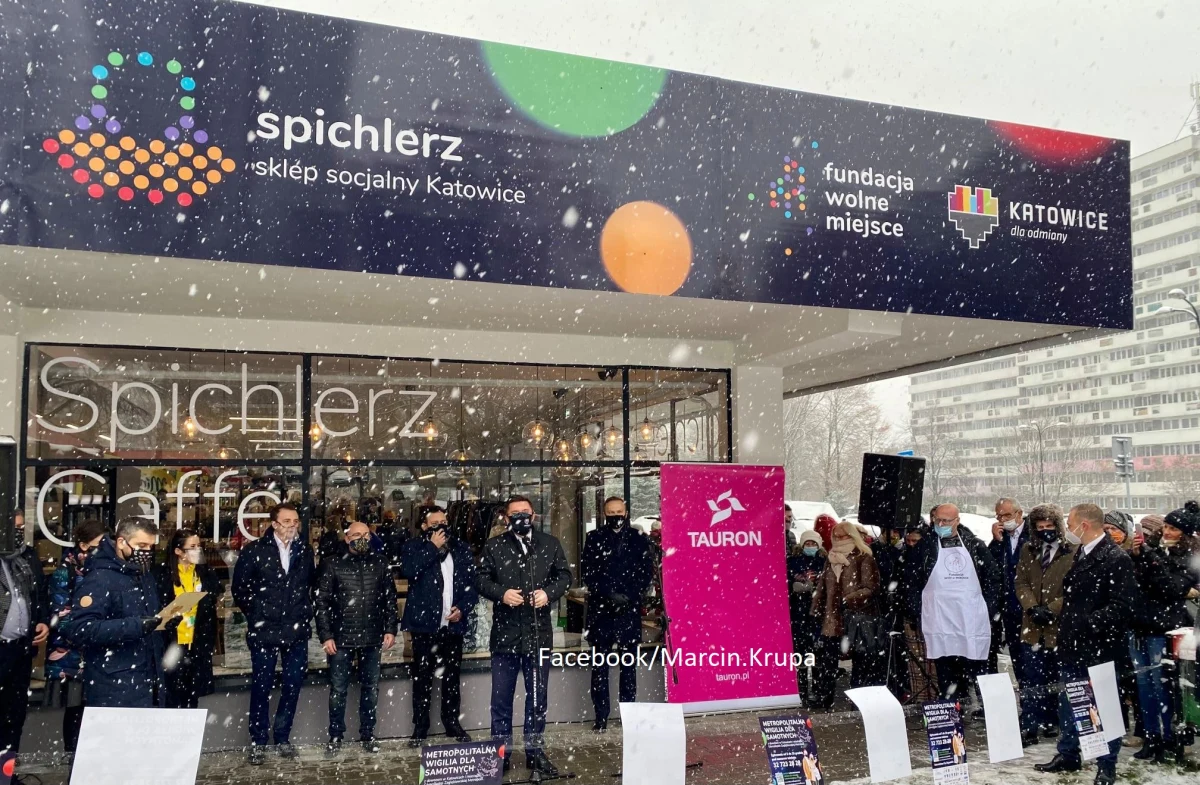 Sklep socjalny został otwarty w Katowicach. To pierwsza taka inicjatywa w Polsce. Mogą w nim robić zakupy osoby w trudnej sytuacji finansowej, które otrzymają skierowanie z miejskiego ośrodka pomocy społecznej. Ceny są bardzo niskie, a wybór duży.