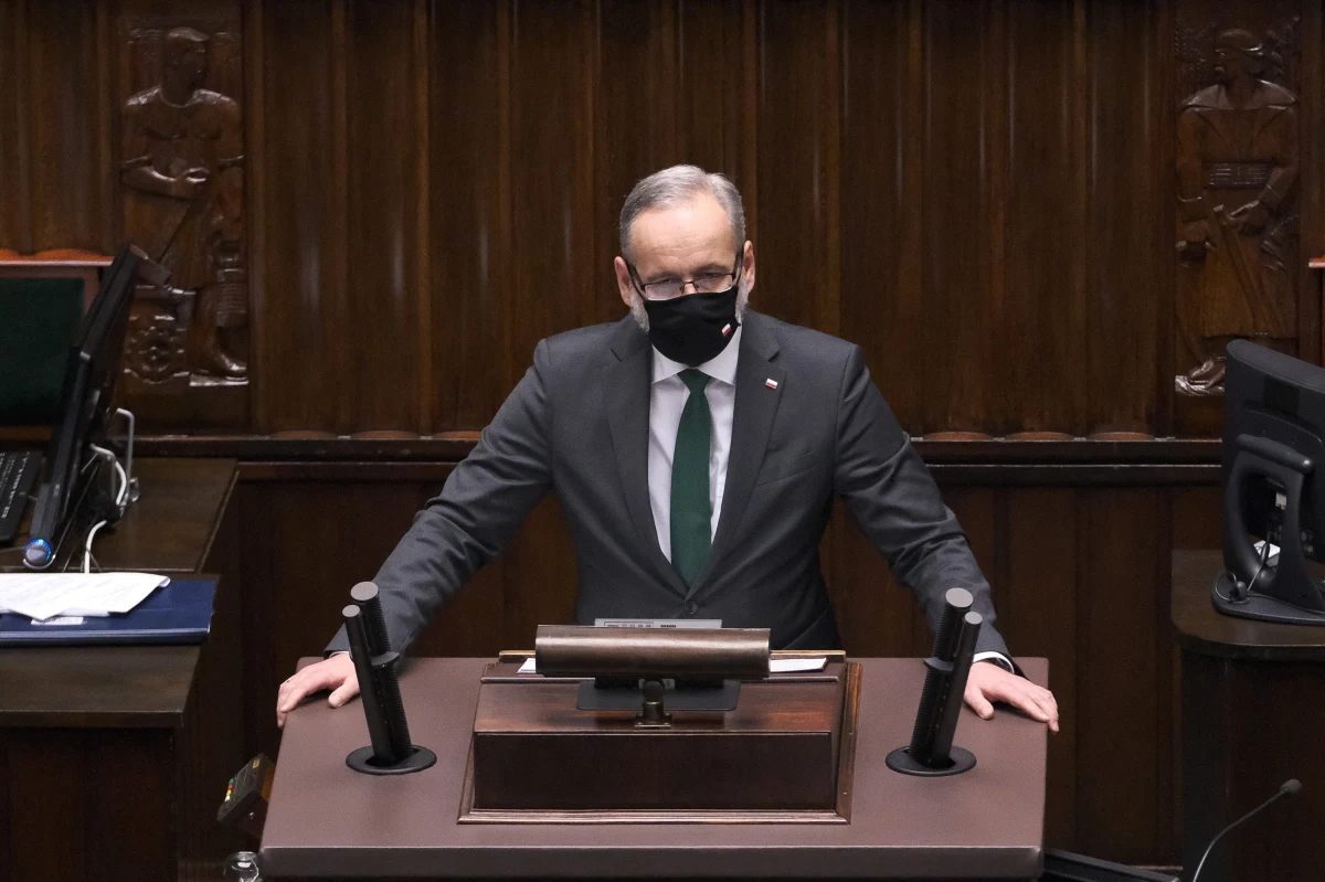 "Sytuacja jest teraz lepsza niż trzy, cztery tygodnie temu, ale to nie znaczy, że jesteśmy w pełni bezpieczni" – powiedział w Sejmie minister zdrowia Adam Niedzielski. "Nad całym światem wisi widmo trzeciej fali pandemii" – zaznaczył.