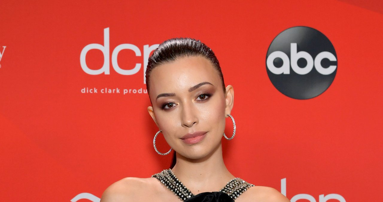 Christian Serratos to mało jeszcze popularna aktorka, którą fani kina mogą kojarzyć m.in.: z serii filmów "Zmierzch" oraz seriali "The Walking Dead" i "Szkolny poradnik przetrwania". Teraz jej rozpoznawalność bez wątpienia wzrośnie, bo zagrała główną rolę w najnowszej produkcji Netflix, poświęconej legendarnej piosenkarce Selenie. Rola w tym serialu wymagała od Serratos nie tylko zmierzenia się z legendą meksykańskiej piosenkarki, ale też z kreacją Jennifer Lopez, która wcześniej wcielała się w Selenę.