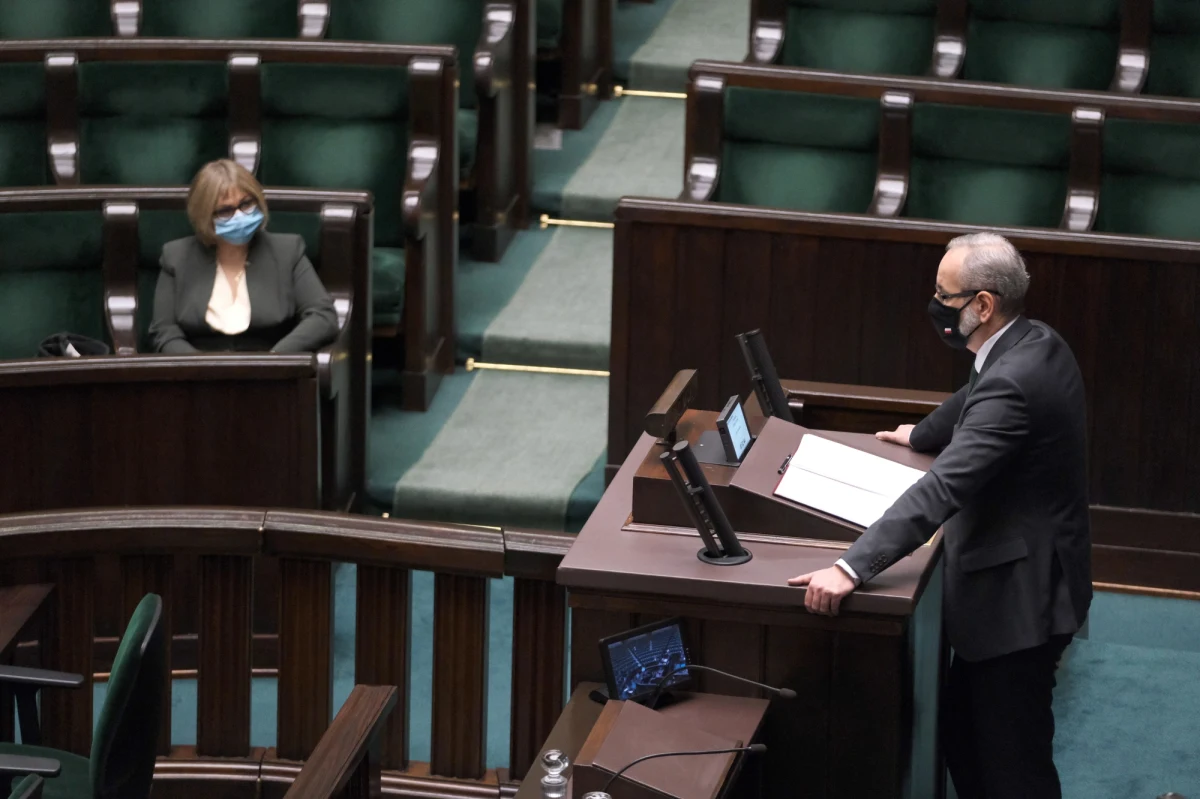 "Chciałbym, żebyśmy w tej politycznej debacie jeden temat potraktowali w sposób niepolityczny - zgony. To zagadnienie (...) jest w tej chwili najważniejsze, to priorytet priorytetów" - powiedział minister zdrowia Adam Niedzielski w Sejmie. Niedzielski podnosił, że pandemia przyczyniła się do zgonów nie tylko w sposób bezpośredni, ale również w sposób pośredni z powodu ograniczenia dostępności do systemu opieki. Szef MZ zapewnił, że problem był wnikliwie analizowany i podjęto konkretne działania. "Od mniej więcej dwóch tygodni zostały zmienione wytyczne dla zespołów ratownictwa medycznego, dotyczące zabierania pacjentów z saturacją poniżej 94. (...) Do tej pory liczba odmów była niepokojąco duża" - wskazał minister.