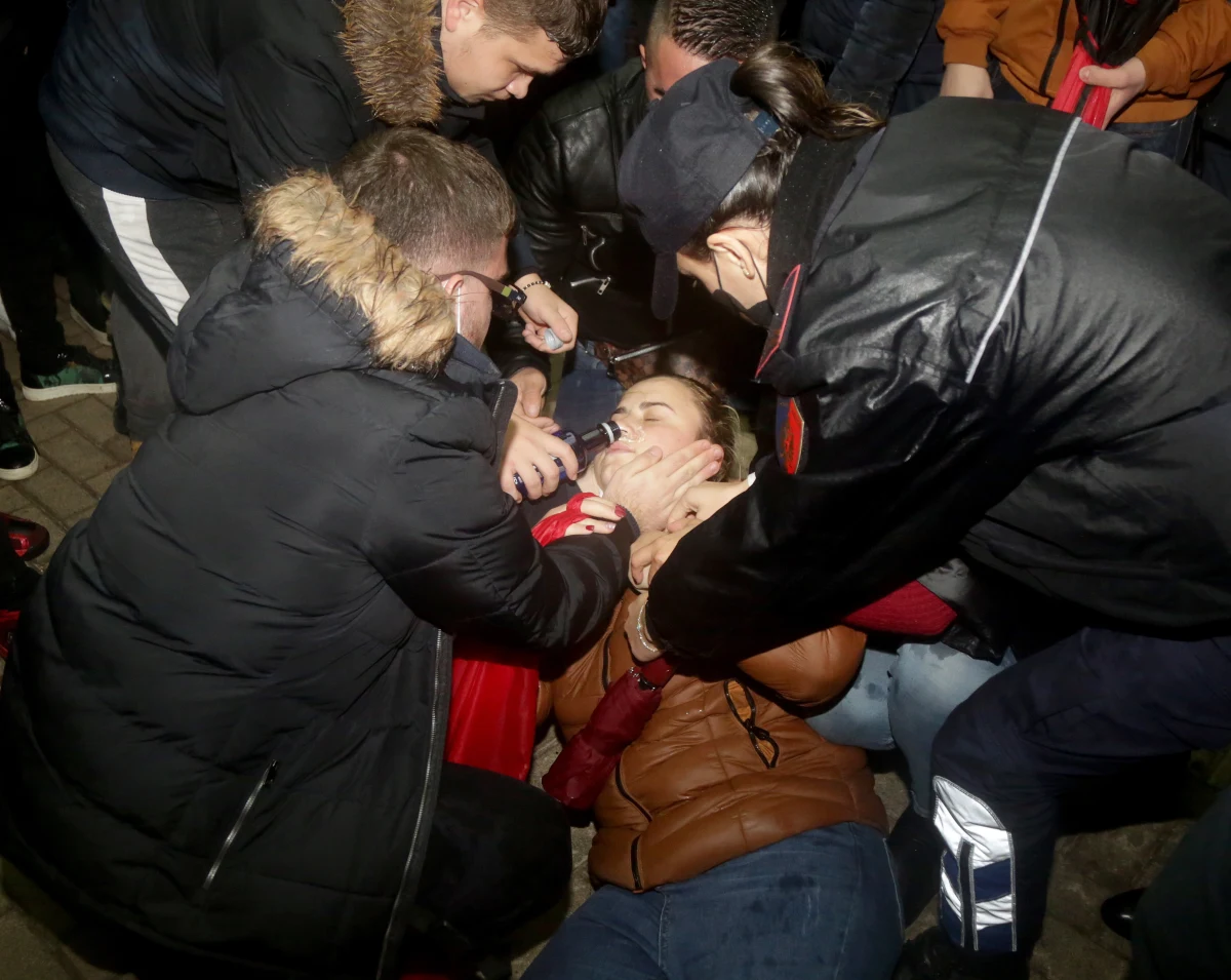 Minister spraw wewnętrznych Albanii Sander Lleshaj zrezygnował ze swojego stanowiska po tym, gdy we wtorek policjanci zastrzelili 25-letniego mężczyznę łamiącego godzinę policyjną. Zdarzenie wywołało protesty, podczas których dochodziło do starć z funkcjonariuszami.