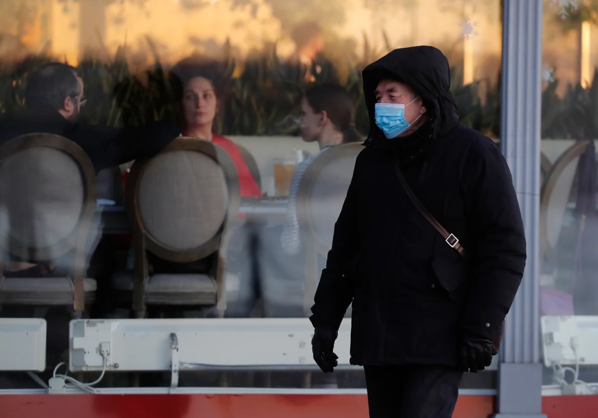 Rok od wybuchu epidemii koronawirusa w chińskim Wuhan życie wraca tam do normy. Mieszkańcy nie boją się już dużych skupisk – gromadzą się na targach, podróżują komunikacja miejską. Pewne obawy wśród nich wzbudzają natomiast cudzoziemcy, ponieważ – jak oceniają w rozmowie z PAP wuhańczycy – nie wszystkie kraje tak samo dobrze radzą sobie z pandemią.