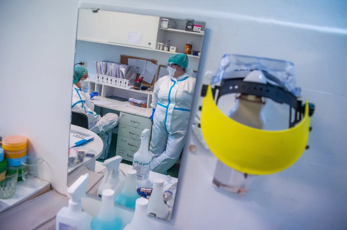 Ministerstwo Zdrowia informuje o 13 110 nowych przypadkach zakażenia koronawirusem. Ostatniej doby zmarło 544 chorych na Covid-19. Bilans epidemii koronawirusa w Polsce to 1 115 201 zakażonych. Nie żyje 22 174 spośród nich.