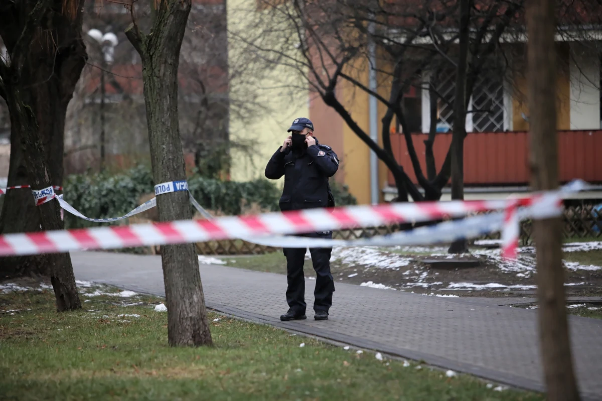 Ewakuacja w warszawskich Włochach. Powodem jest znalezienie granatów w piwnicy jednego z bloków. Po kilku godzinach mieszkańcy mogli jednak z powrotem wrócić do mieszkań.