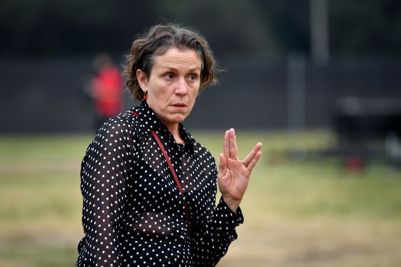 Zdjęcie dwukrotnej laureatki Oscara Frances McDormand zdobi okładkę styczniowego numeru najbardziej prestiżowego modowego pisma na świecie - amerykańskiego magazynu "Vogue" . W środku jest też wywiad z aktorką, która wyznaje, że jest z owej okładki bardzo dumna. "Bycie istotną i widoczną w popkulturze jest dla mnie, 63-letniej kobiety, czymś niezwykle satysfakcjonującym" - przekonuje gwiazda.