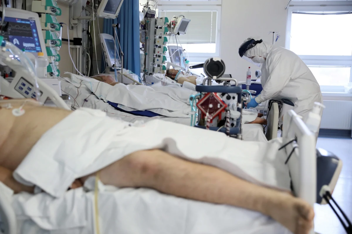 Osoby łamiące obostrzenia mają innych za frajerów — powiedział w rozmowie z PAP prezes Warszawskich Lekarzy Rodzinnych dr Michał Sutkowski. W jego ocenie dzienna liczba zgonów chorych na Covid-19 na poziomie 400 czy 500 jest za wysoka, aby mówić o znaczącej poprawie sytuacji epidemicznej. Ministerstwo Zdrowia podało dziś, że badania laboratoryjne potwierdziły zakażenie koronawirusem u kolejnych 13 110 osób, a zmarło 544 chorych na Covid-19.