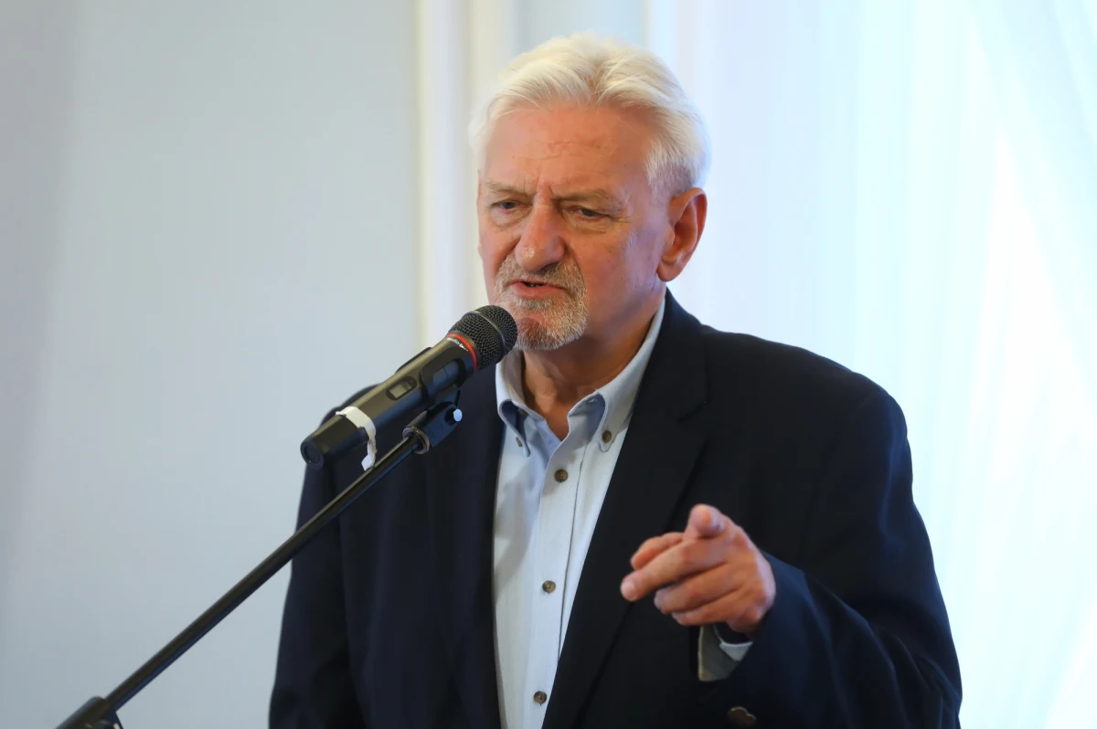 „To nie jest jakiś wielki wyczyn” – mówił w Popołudniowej rozmowie w RMF FM doradca premiera ws. walki z Covid-19 prof. Andrzej Horban, pytany o możliwość szczepienia przeciwko koronawirusowi miliona Polaków miesięcznie. „To tylko problem determinacji ludzi, którzy zechcą się szczepić. Przy czym wydaje nam się, że osoby starsze, które będą szczepione w pierwszym rzucie będą miały tę determinację, bo wystarczy jak popatrzą w statystyki zgonów” – podkreślił. Dodał, że jeśli chęć szczepienia wśród grup narażonych będzie niewielka, „to będziemy mieli dłużej epidemię”. „Trzeba wszystkich przekonywać, że to postepowanie ratujące życie i nie ma alternatywy” – mówił. Rozmówca Pawła Balinowskiego zaznaczył także, że „wirus zostanie z nami” jeszcze długo. „Nie jesteśmy w stanie zaszczepić całej populacji lub 80 proc. populacji do lata. Ten wirus będzie cały czas krążył” – mówił.