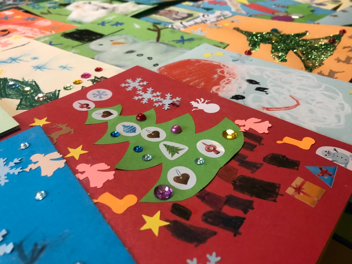 W dobie SMS-ów, internetowych komunikatorów zachęcaliśmy Was, aby w tym trudnym roku wrócić do tradycji wysyłania świątecznych kartek. Takie własnoręcznie przygotowane sprawiają mnóstwo radości.