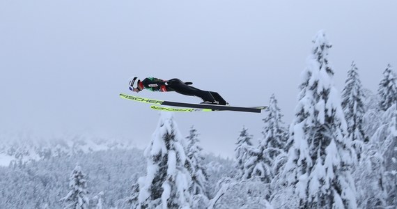 Za nami dwie z czterech serii konkursowych w mistrzostwach świata w lotach narciarskich. Najlepszy po piątkowej rywalizacji okazał się Karl Geiger, który w pierwszej serii skoczył na odległość 241 metrów, a w drugiej na 223,5 m. Wśród Polaków najwyżej uplasował się Piotr Żyła, który zajął siódme miejsce. 