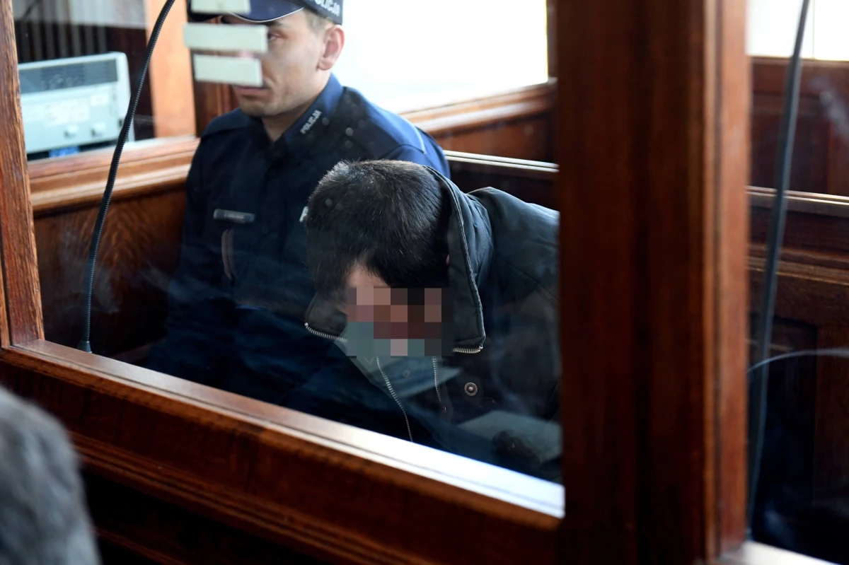 Do kary dożywotniego więzienia podwyższył Sąd Okręgowy w Koszalinie wyrok dla Marka K., który znęcał się i gwałcił synów partnerki. Ponadto, Marek K., za wiedzą matki chłopców, zamykał ich w łazience, nakazywał wielogodzinne siedzenie w wannie wypełnionej zimną wodą, wielogodzinne klęczenie z rękoma podniesionymi do góry, bieganie w nocy po polu, wkładał ręce do ust w trakcie posiłku, by wywołać wymioty, wylewał jogurt na podłogę i kazał go zlizywać, kazał jeść surowe produkty, choć wymagały obróbki termicznej, bił, powodując liczne obrażenia ciała. Usiłował także zabić jednego z nich.