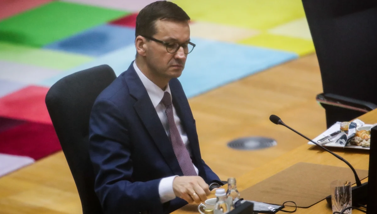 ​Co zdecydowało o porzuceniu przez Polskę i Węgry weta? A co przesądziło, że premier Mateusz Morawiecki zgodził się na nowe cele redukcji emisji CO2? Ujawniamy kulisy szczytu. Nasza dziennikarka w Brukseli rozmawiała z unijnymi dyplomatami. "Jeszcze tydzień temu wydało się, że może nie dojść do porozumienia w sprawie polsko-węgierskiego weta budżetowego" - powiedział wysoki rangą przedstawiciel jednego z krajów UE. Przypomnijmy - Polska i Węgry odstąpiły od weta w zamian za deklarację szczytu UE z wytycznymi do rozporządzenia o mechanizmie "pieniądze za praworządność".